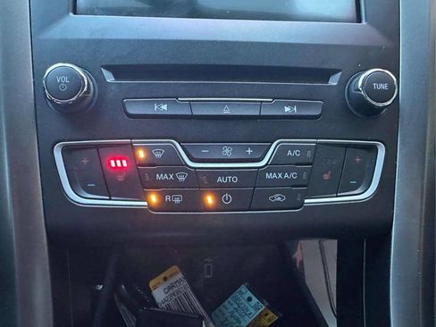 Used 2017 Ford Fusion SE w/ Fusion SE Technology Package image 18