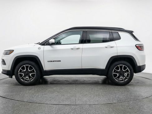 Used 2025 Jeep Compass Trailhawk AWD/4WD image 5