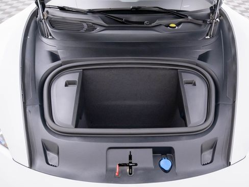 Certified 2025 Porsche Taycan image 29