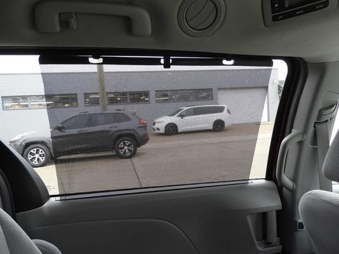 Used 2015 Toyota Sienna LE image 25