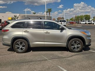 Used 2016 Toyota Highlander XLE AWD/4WD video 4