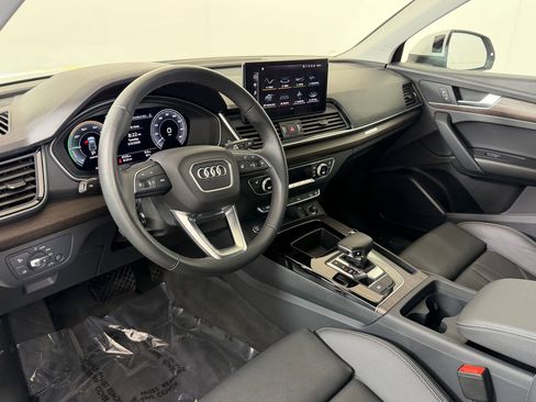 Used 2024 Audi Q5 e Premium w/ Convenience Package image 4