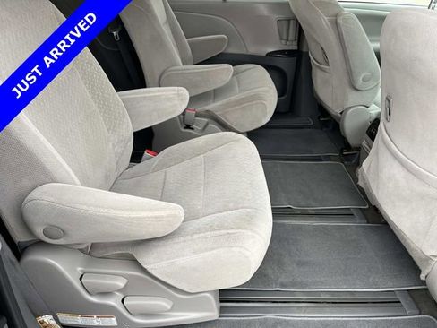 Used 2020 Toyota Sienna LE w/ LE Preferred Package image 19