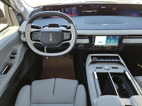 New 2025 Lincoln Navigator Reserve image 4