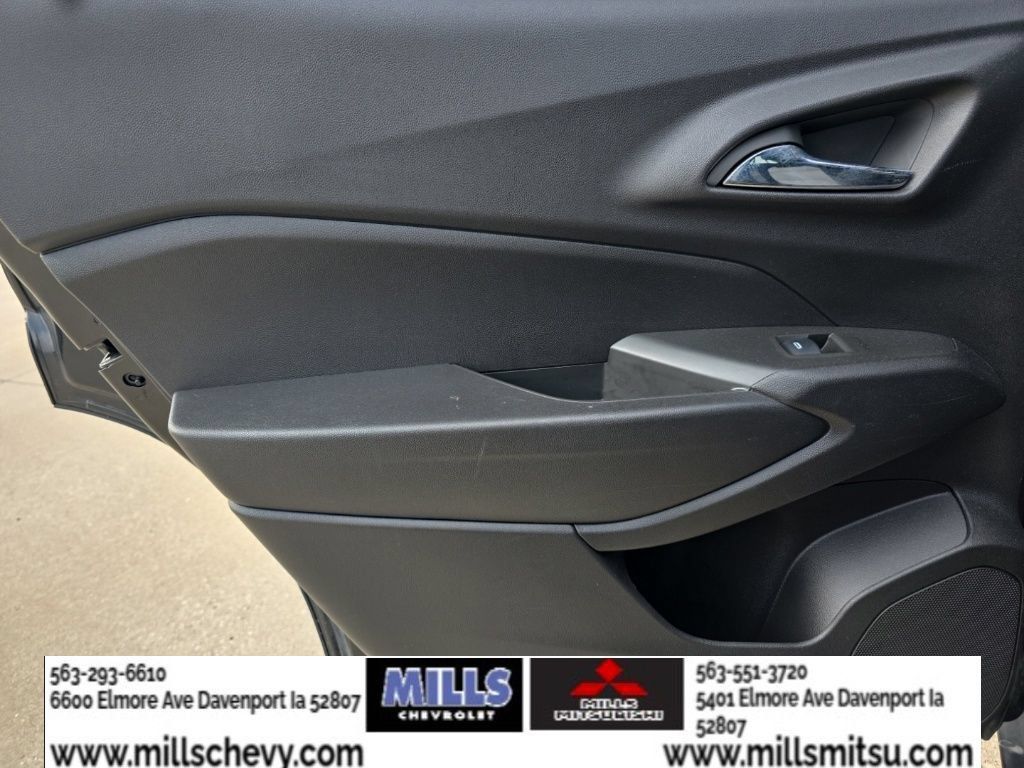 Used 2025 Chevrolet Trax RS w/ Sunroof Package FWD image 16