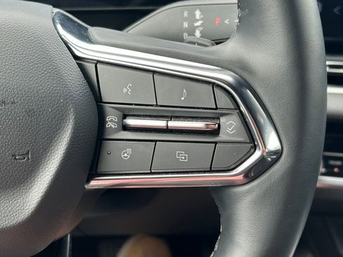 Used 2025 Chevrolet Equinox LT w/ Convenience Package II image 36