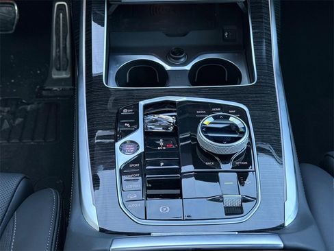 Used 2025 BMW X7 M60i image 12