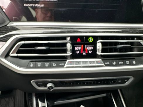 Used 2021 BMW X7 xDrive40i w/ M Sport Package AWD/4WD image 15