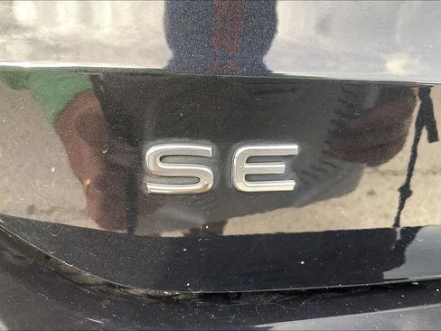 Used 2022 Volkswagen Taos SE FWD image 23