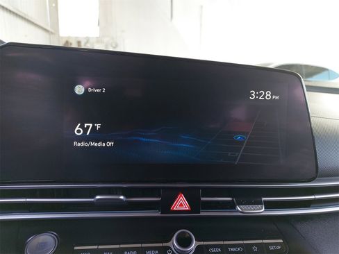 Used 2022 Hyundai Elantra Limited w/ Preferred Accessory Package image 20