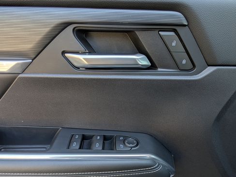 Used 2025 GMC Acadia Elevation image 15