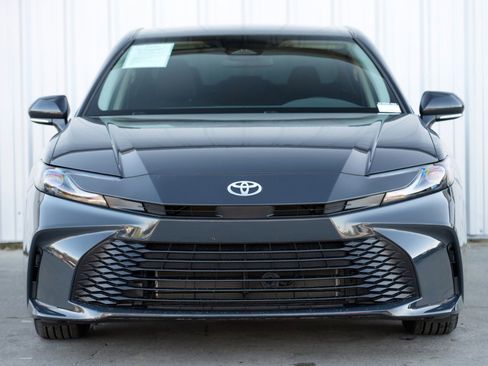 Used 2025 Toyota Camry LE image 6