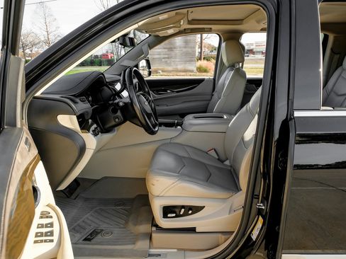 Used 2019 Cadillac Escalade ESV Premium Luxury image 4