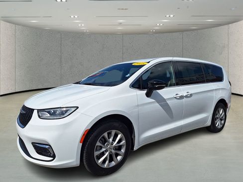 Used 2025 Chrysler Pacifica Select w/ Uconnect Theater Family Group AWD/4WD image 1
