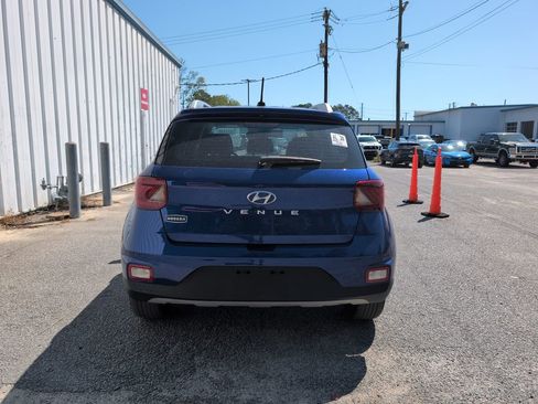 Used 2024 Hyundai Venue Limited FWD image 6
