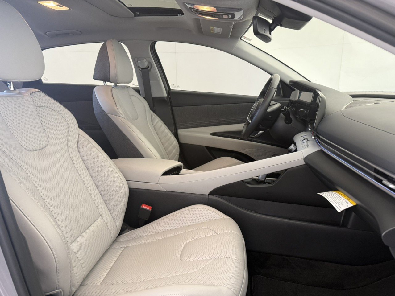 Used 2025 Hyundai Elantra Limited FWD image 10