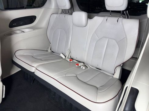 Used 2017 Chrysler Pacifica Limited w/ Advanced Safetytec Group FWD image 30