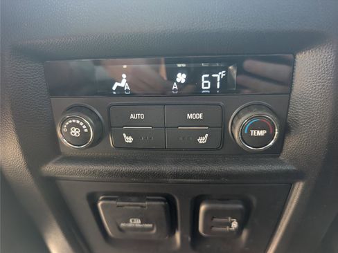 Used 2023 Chevrolet Traverse High Country image 32