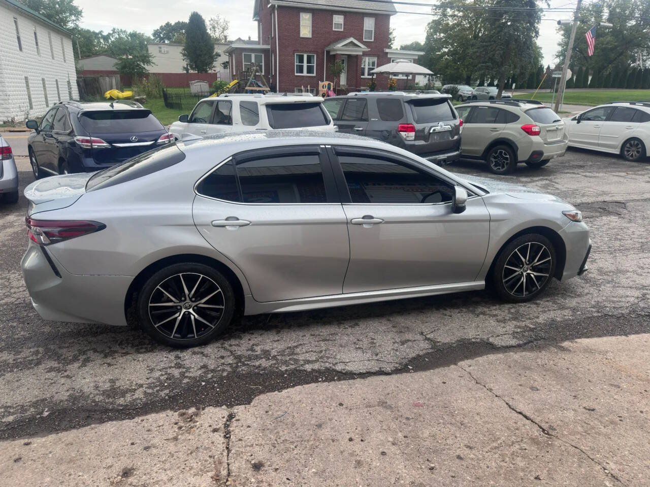 Used 2023 Toyota Camry SE FWD image 4