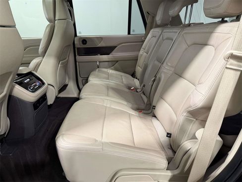 Used 2021 Lincoln Navigator Reserve image 11