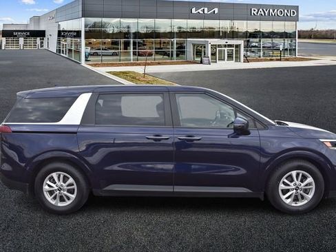 Used 2024 Kia Carnival LX FWD image 2