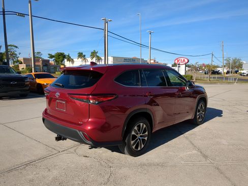 Used 2020 Toyota Highlander XLE image 4