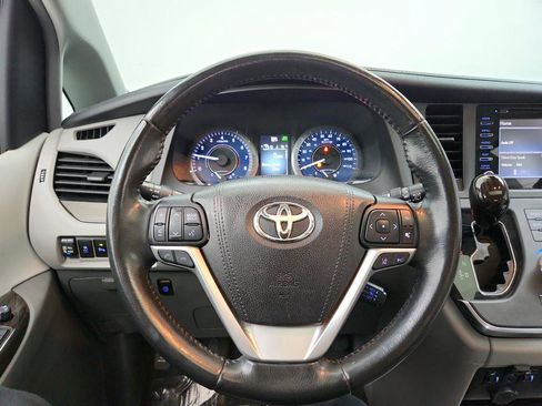 Used 2018 Toyota Sienna XLE image 17
