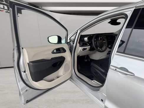 Used 2024 Chrysler Pacifica Touring-L FWD image 8
