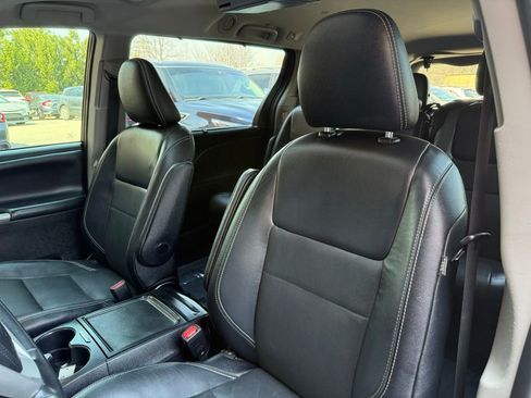 Used 2019 Toyota Sienna SE w/ SE Preferred Package image 10