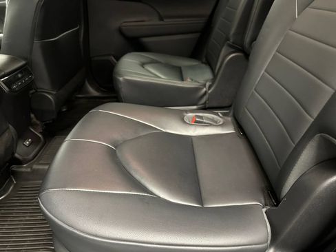 Used 2023 Toyota Highlander XLE AWD/4WD image 17