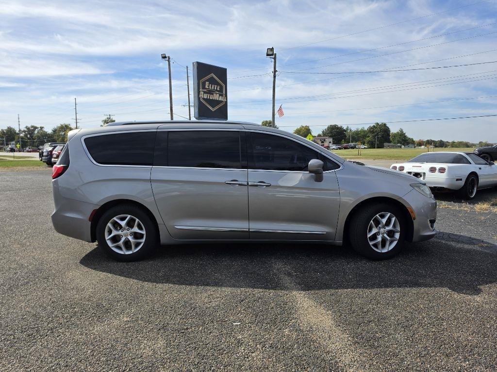 Used 2017 Chrysler Pacifica Touring-L Plus w/ Tire & Wheel Group FWD image 2
