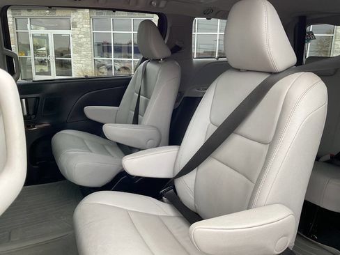 Used 2015 Toyota Sienna AWD image 32