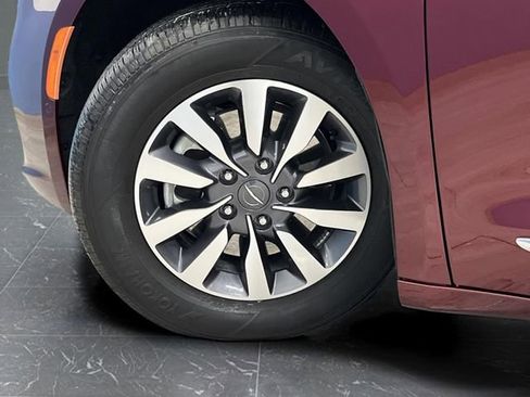 Used 2022 Chrysler Pacifica Limited w/ Uconnect Theater Family Group image 41