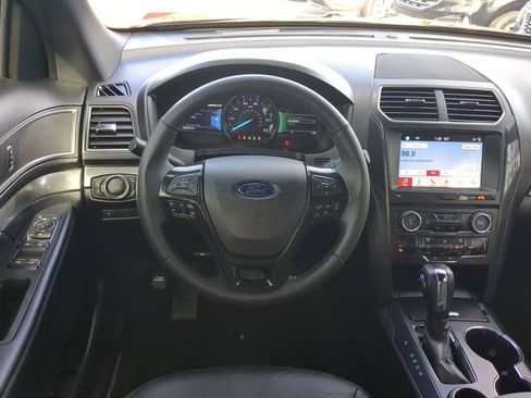 Used 2018 Ford Explorer XLT w/ Equipment Group 202A image 16