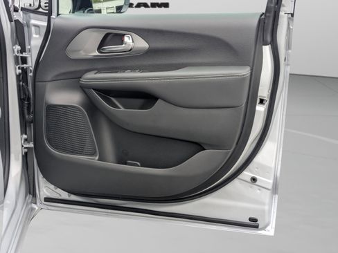 New 2026 Chrysler Pacifica Select image 51