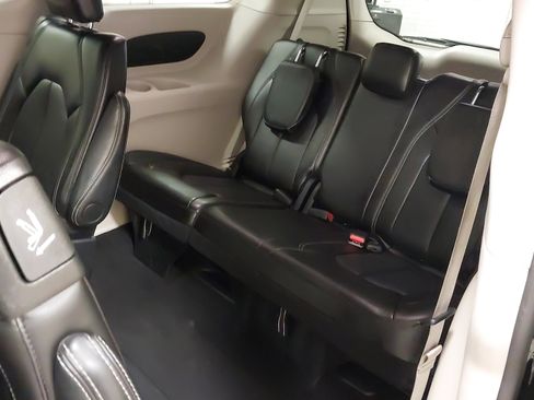 Used 2024 Chrysler Pacifica Touring-L image 39