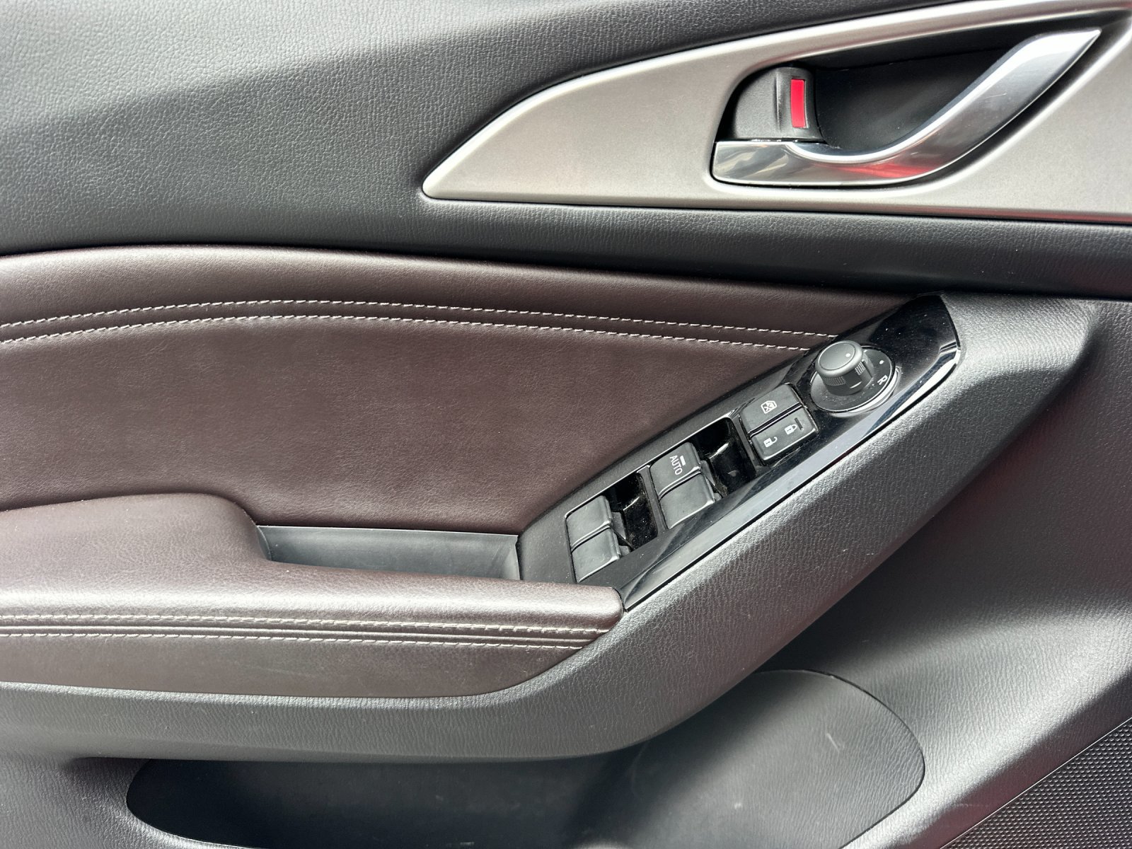 Used 2018 MAZDA MAZDA3 Touring FWD image 11