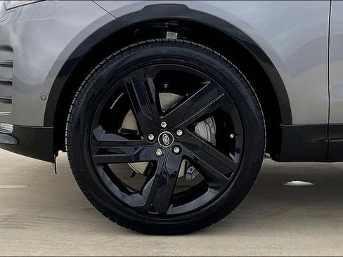 New 2025 Land Rover Discovery Dynamic SE image 15