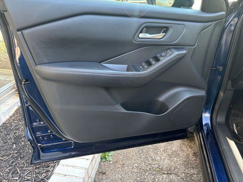 Used 2025 Nissan Rogue SV AWD/4WD image 18