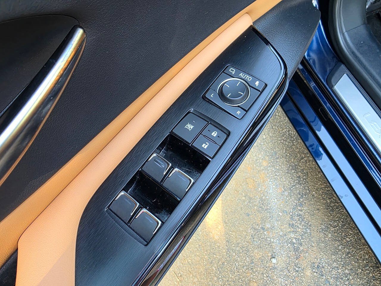 Used 2024 Lexus ES 300h w/ Premium Package FWD image 12