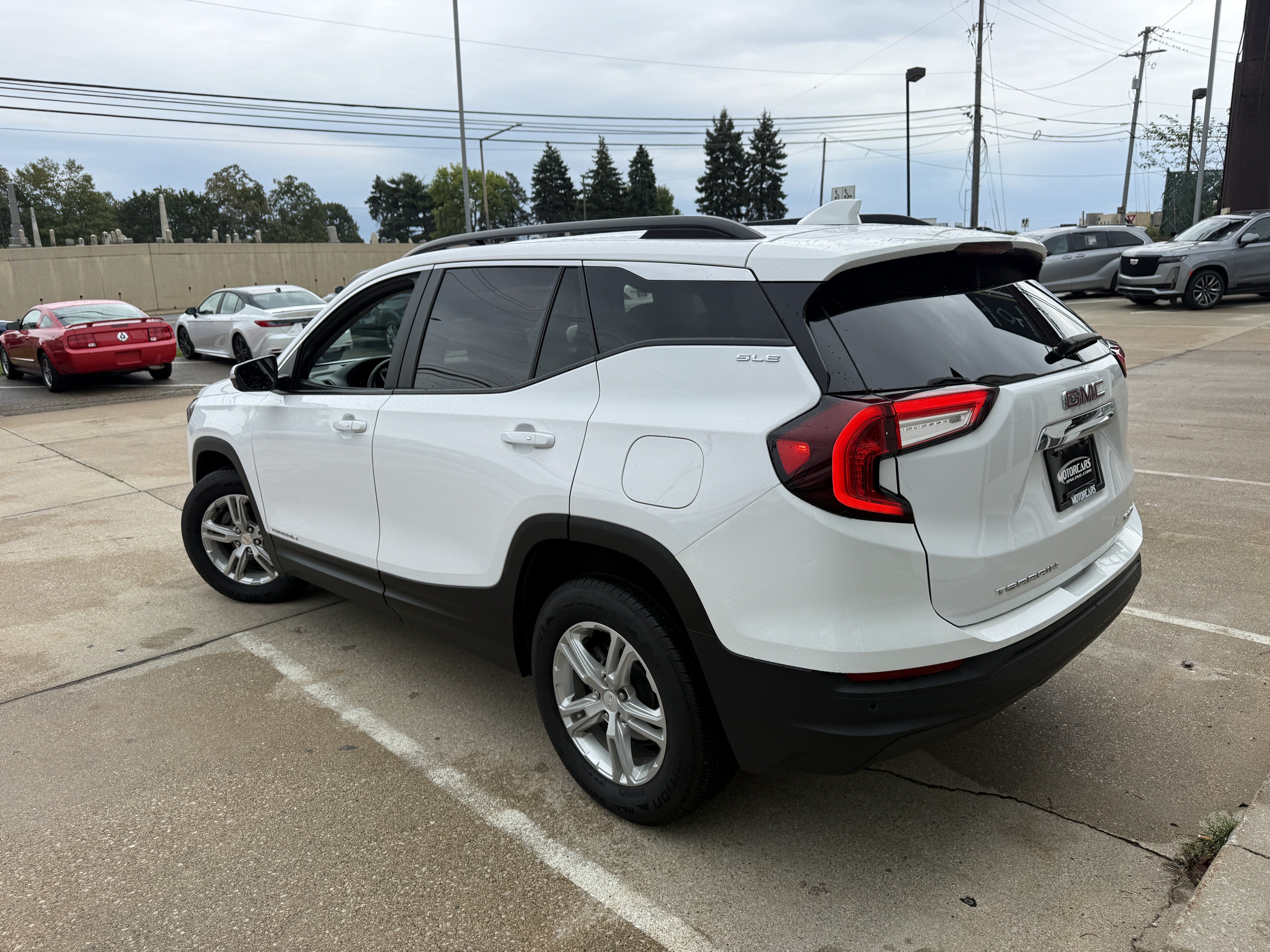 Used 2023 GMC Terrain SLE w/ Driver Convenience Package AWD/4WD image 3