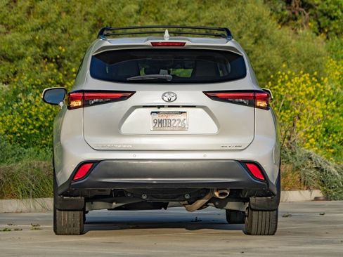 Used 2024 Toyota Highlander Limited image 12