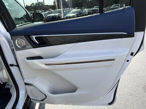 Used 2025 Buick Enclave Avenir w/ Super Cruise Package image 17