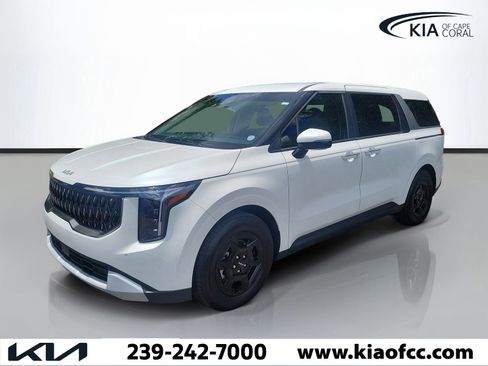 Used 2025 Kia Carnival FWD image 3