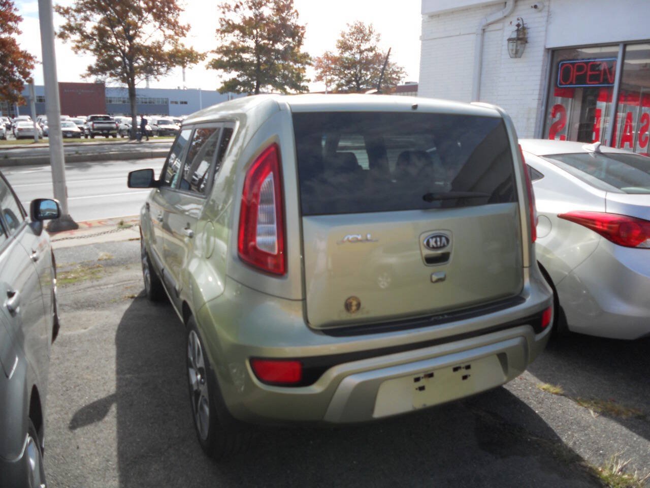 Used 2013 Kia Soul ! w/ Premium Pkg FWD image 4