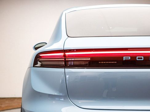 Certified 2025 Porsche Macan Electric image 8
