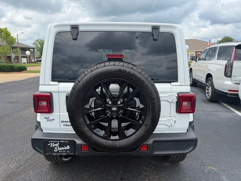 Used 2025 Jeep Wrangler Sahara AWD/4WD image 29