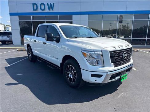 Used 2024 Nissan Titan SV w/ SV Convenience Package image 4