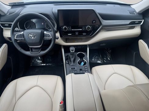 Used 2024 Toyota Highlander XLE image 10