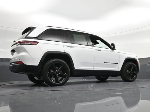 Used 2024 Jeep Grand Cherokee Altitude AWD/4WD image 29